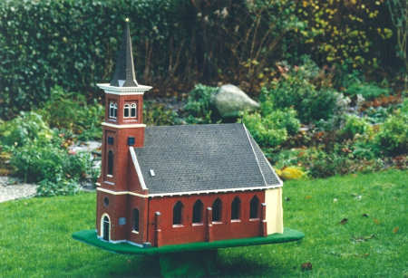 De Sint Petruskerk. Stond jarenlang op een platform bij de ingang van het kerkhof. Hier bij G.Mulder in de tuin.